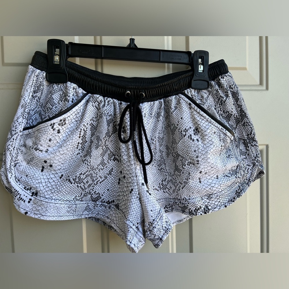 David Lerner Snakeskin Lounge & Workout Shorts – Size M